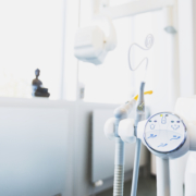 Équipement dentaire moderne dans un cabinet lumineux, avec des instruments de dentiste et un tableau de contrôle visible.